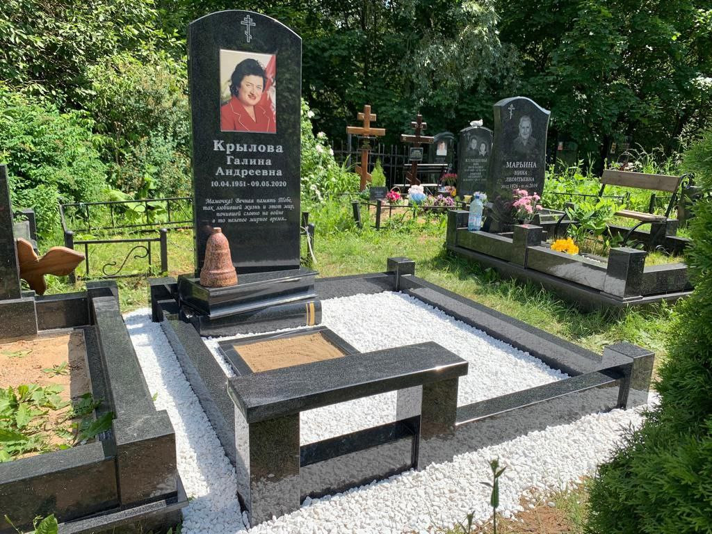 Фото памятника с гранитными с подставкой в виде гранитных книг