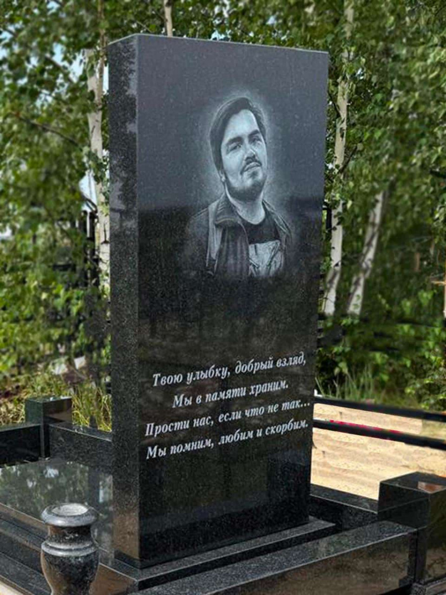 Фото памятника с эпитафией четверостишьем Фото памятника с эпитафией четверостишьем
