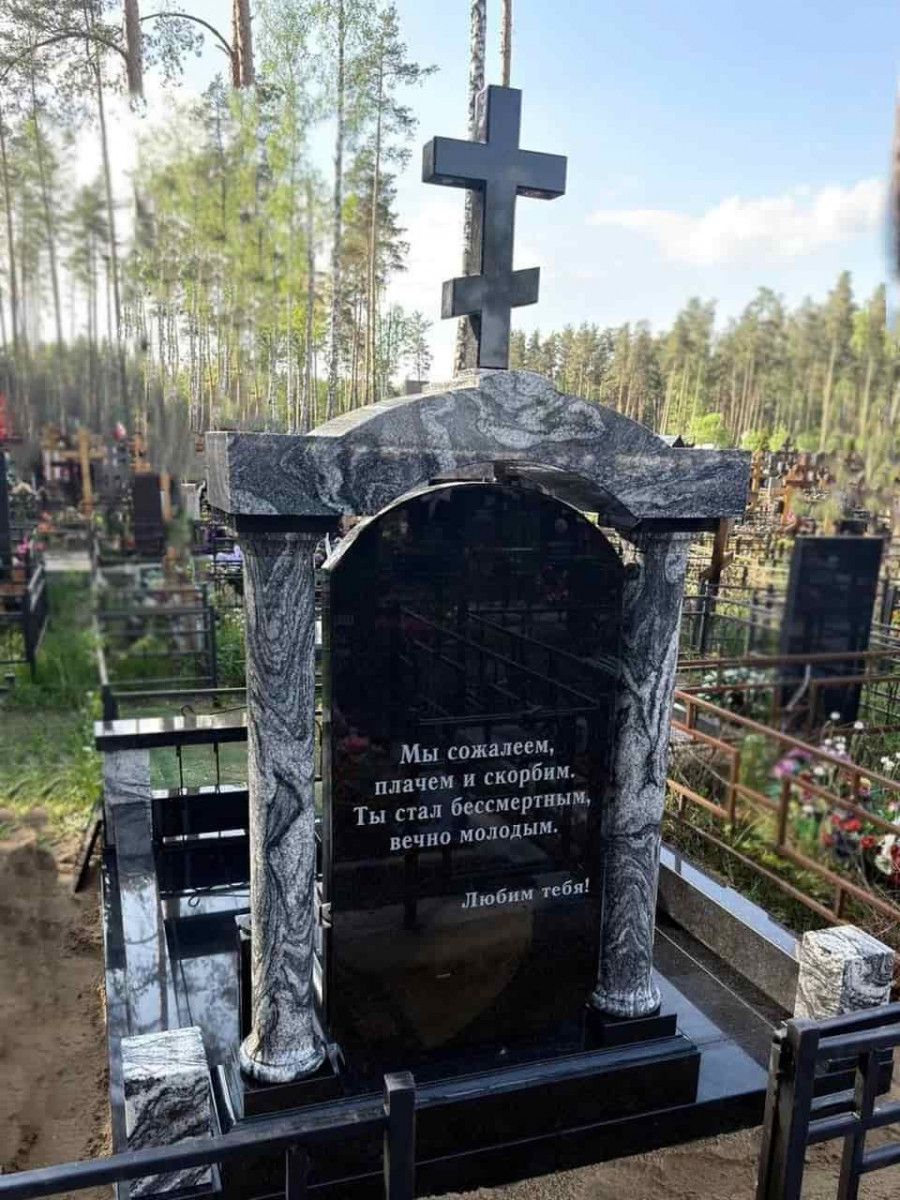 фото памятника с эпитафией четверостишьем на обратной стороне фото памятника с эпитафией четверостишьем на обратной стороне
