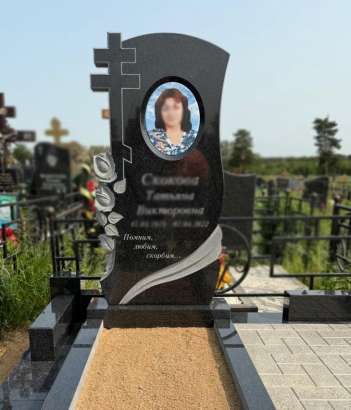 фото памятника с розами маме на кладбище