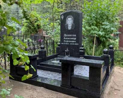 Комплекс на могилу "Достойное уединение" из черного гранита