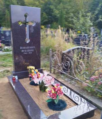 фото памятника с прорезным крестом на кладбище