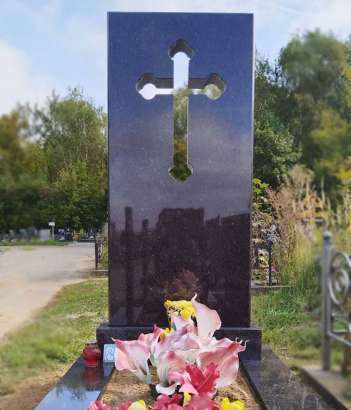 Памятник с прорезным крестом из Дымовского гранита
