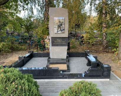 фото мемориального комплекса воину СВО - памятник гранитная  скала