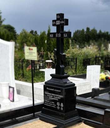 памятник-крест-на-могилу-бойца-СВО-габбро-диабаз.jpg.