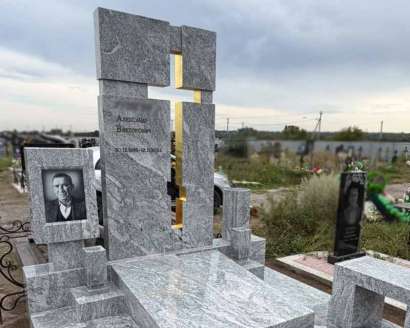 фото слева комплекса из гранита Висконт Вайт