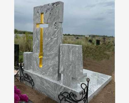 Фото памятника с обратной стороны - свечение креста