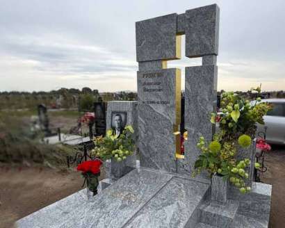 фото слева комплекса на могилу мужу, гранит Висконт Вайт