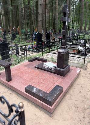 Фото тыльной стороны креста на голгофе из Дымовского гранита на кладбище