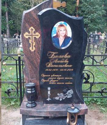 фото готового памятника на могилу жене, установленного на кладбище