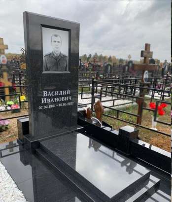 Фото памятника военному с большим черно-белым портретом