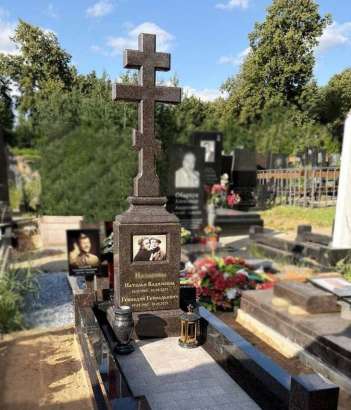 Памятник родителям - крест из гранита