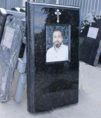 Памятник мужу,  Лабрадорит